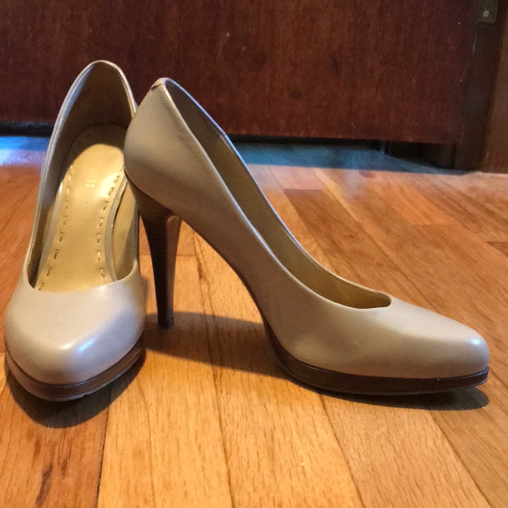 Nine West nude pumps